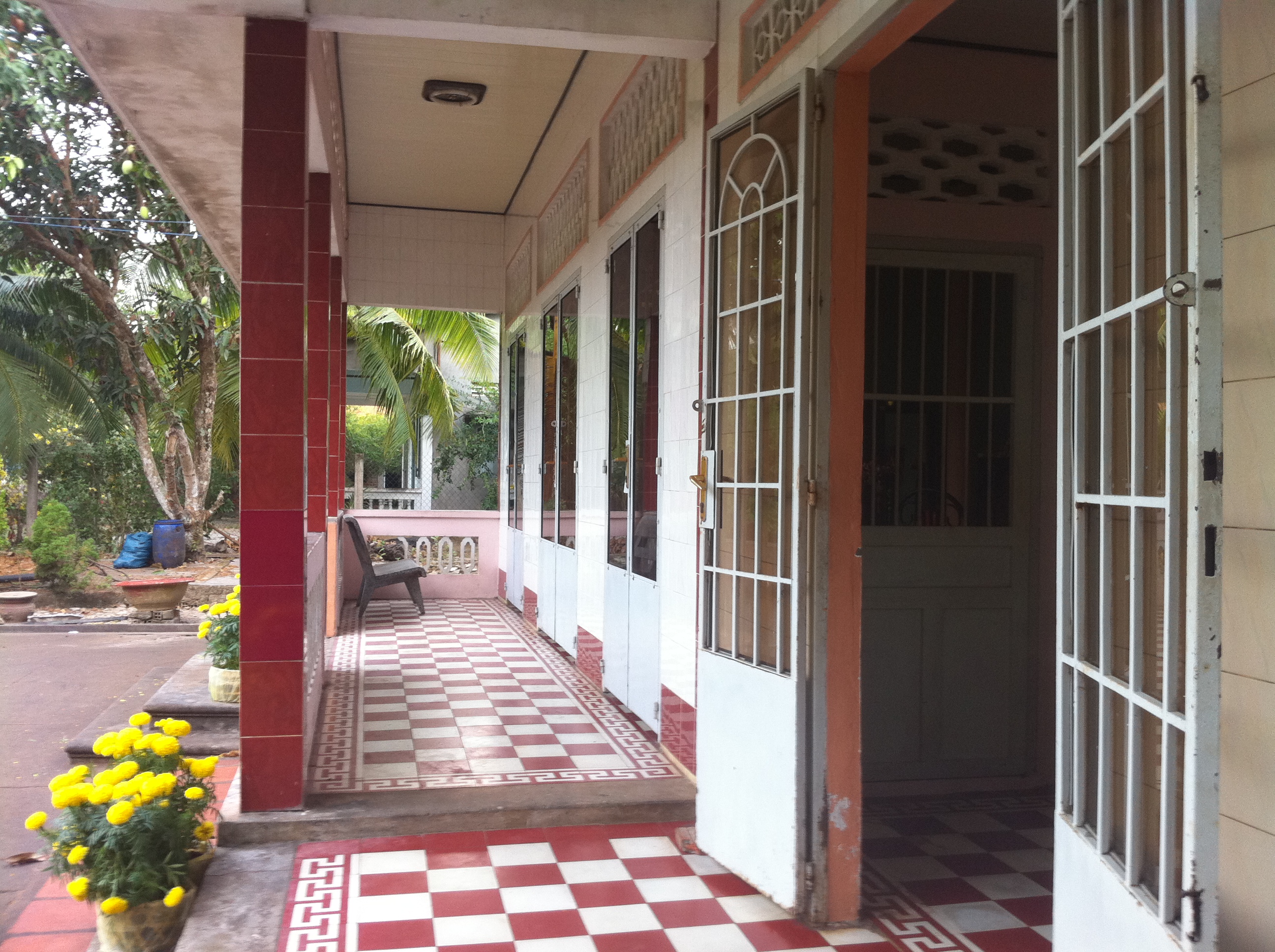 Trước hiên nhà Trước hiên nhà